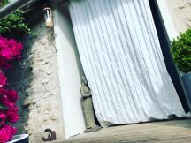 Des rideaux aux fenêtres pour se protéger de la chaleur Des rideaux aux fenêtres pour se protéger de la chaleur